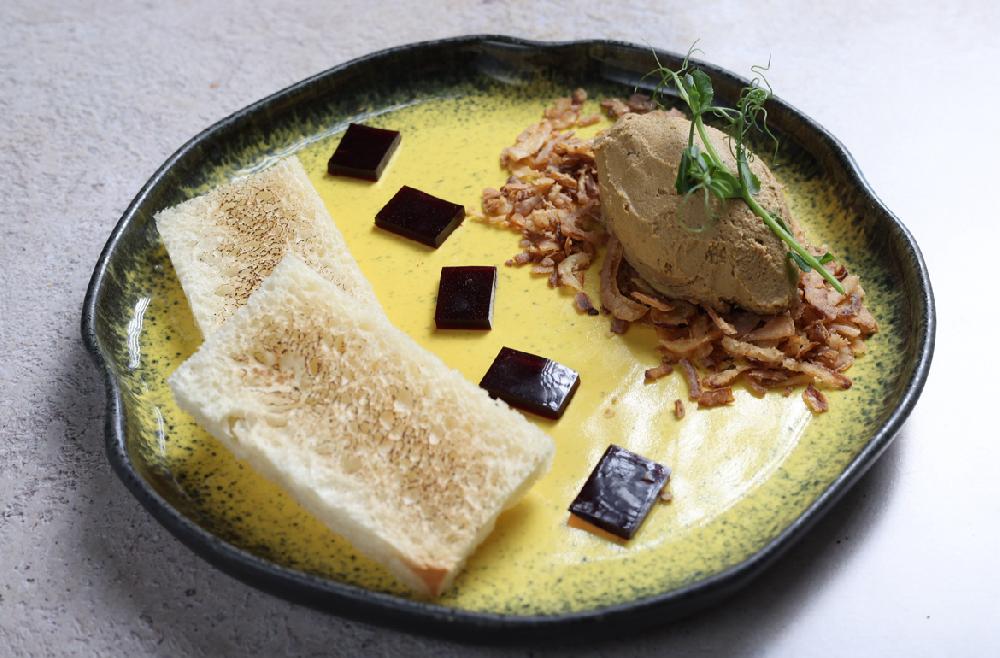 TOYUQ PAŞTETİ, QLINTVEYN JELESİ İLƏ