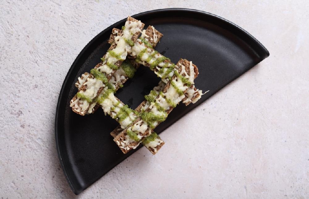 ÇOVDAR BAGETİNDƏN QRENKİ, PENDİR VƏ PESTO SOUSU ILƏ