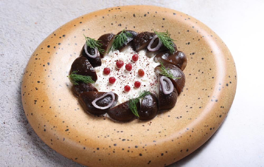 SÜD GÖBƏLƏKLƏRİ, ƏDVİYYATLI YAĞDA BİŞMİŞ ŞALOT SOĞANI VƏ XAMA İLƏ