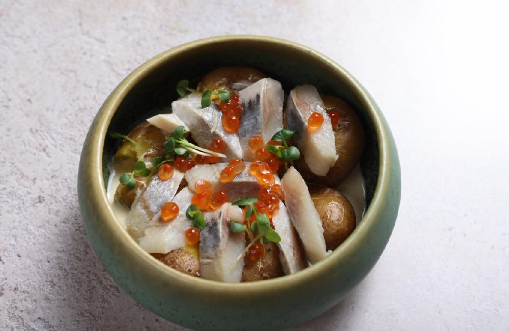 ƏZMƏ KARTOF, SİYƏNƏK BALIĞI VƏ QIRMIZI KÜRÜ İLƏ