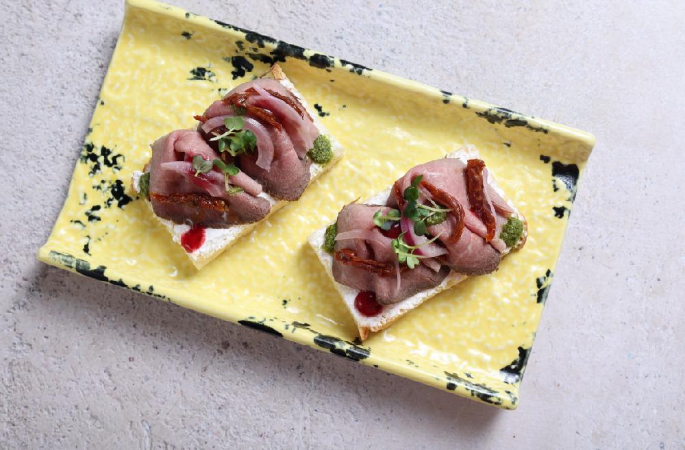 BRUSKETTA, ROSTBİF VƏ QAYMAQLI PENDİRLƏ