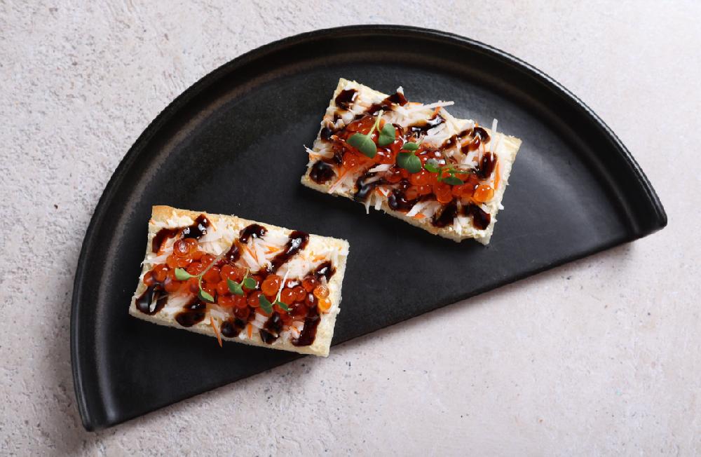 KRAB ƏTİ VƏ QIRMIZI KÜRÜLÜ BRUŞKETTA