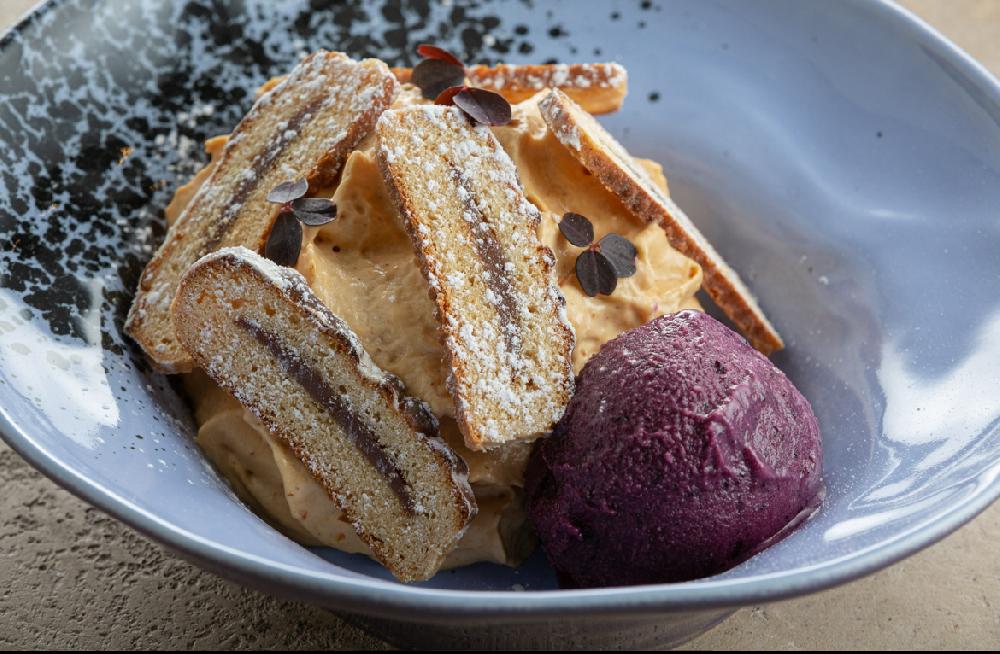 QATILAŞDIRILMIŞ SÜD KREMİ İLƏ TULA KÖKƏSİ, QARAGİLƏ DONDURMASI İLƏ