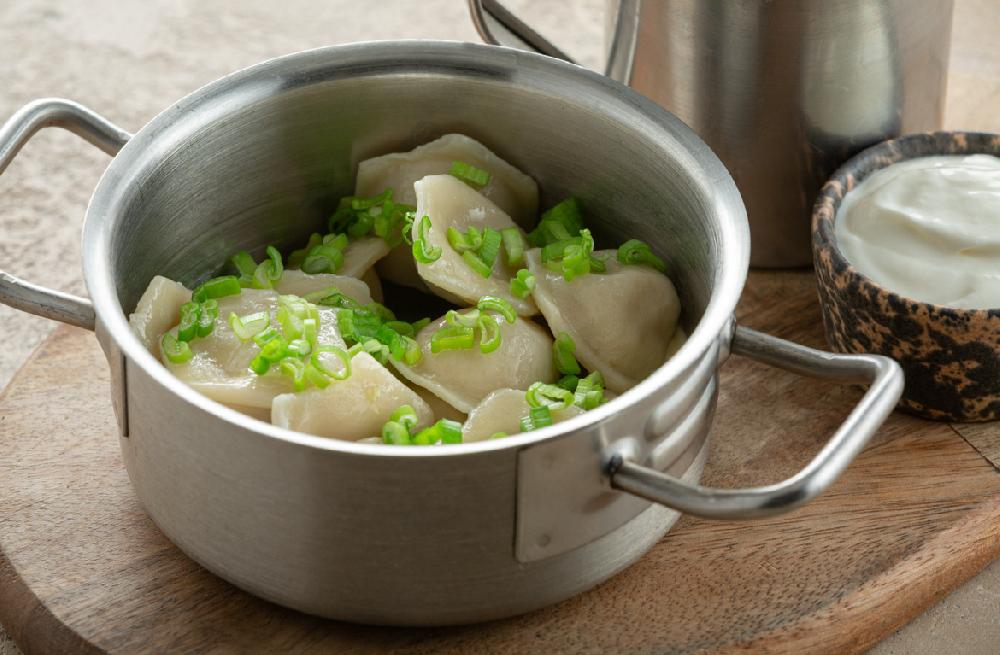 MAL ƏTİNDƏN PELMENİ, FERMER XAMASI VƏ QIZARDILMIŞ SOĞAN İLƏ