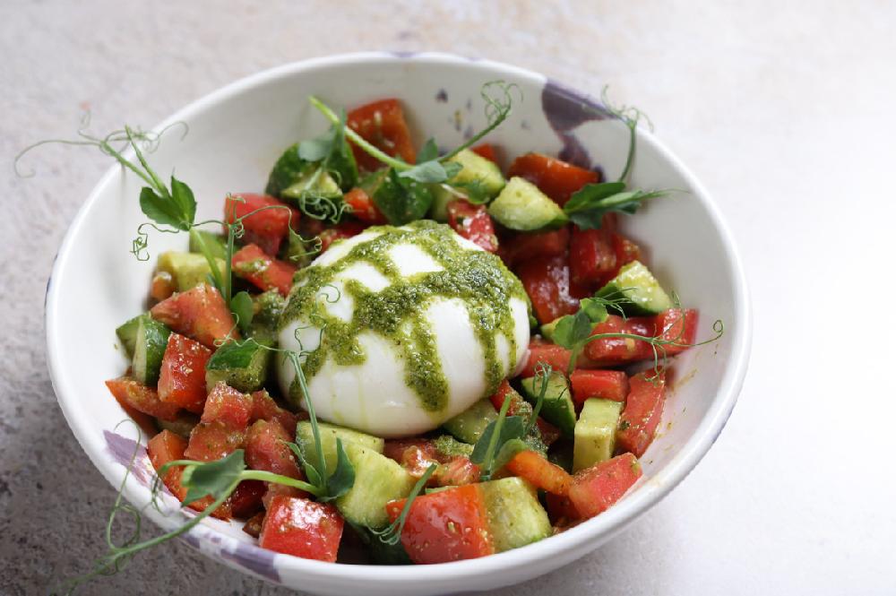 BURATTO PENDİRİNDƏN VƏ TƏRAVƏTLİ TƏRƏVƏZLƏRLƏ SALAT