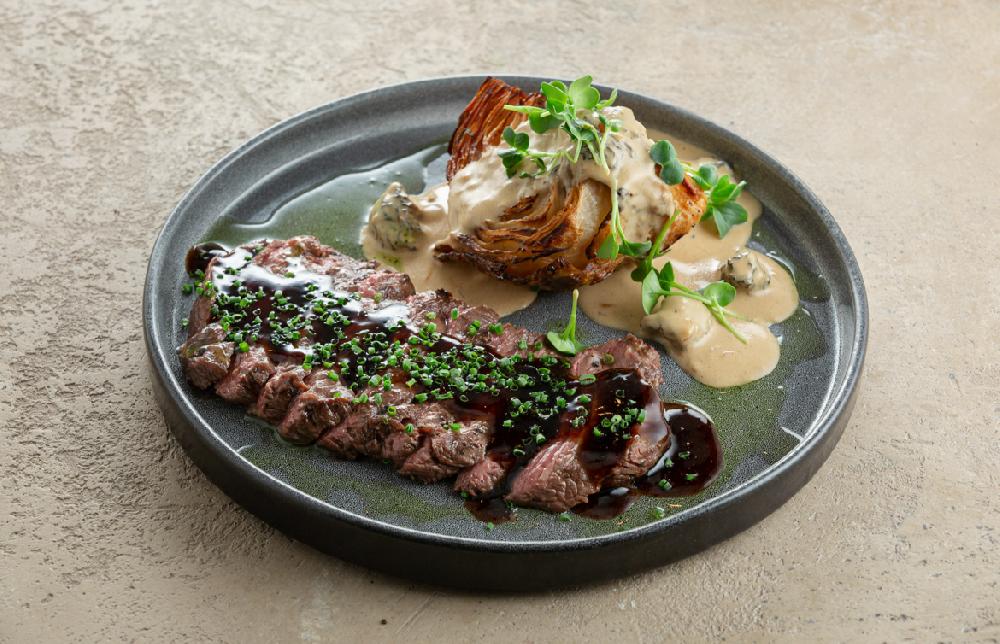 QƏSSAB STEYKİ, QIZARDILMIŞ KƏLƏM VƏ QUZU GÖBƏLƏYİ İLƏ TRUFEL SOUSUNDA