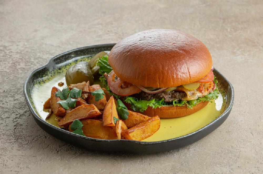 MƏRMƏR ƏTİNDƏN İKİLİ KOTLET VƏ HİSƏ VERİLMİŞ SULUQUNİ İLƏ BURGER