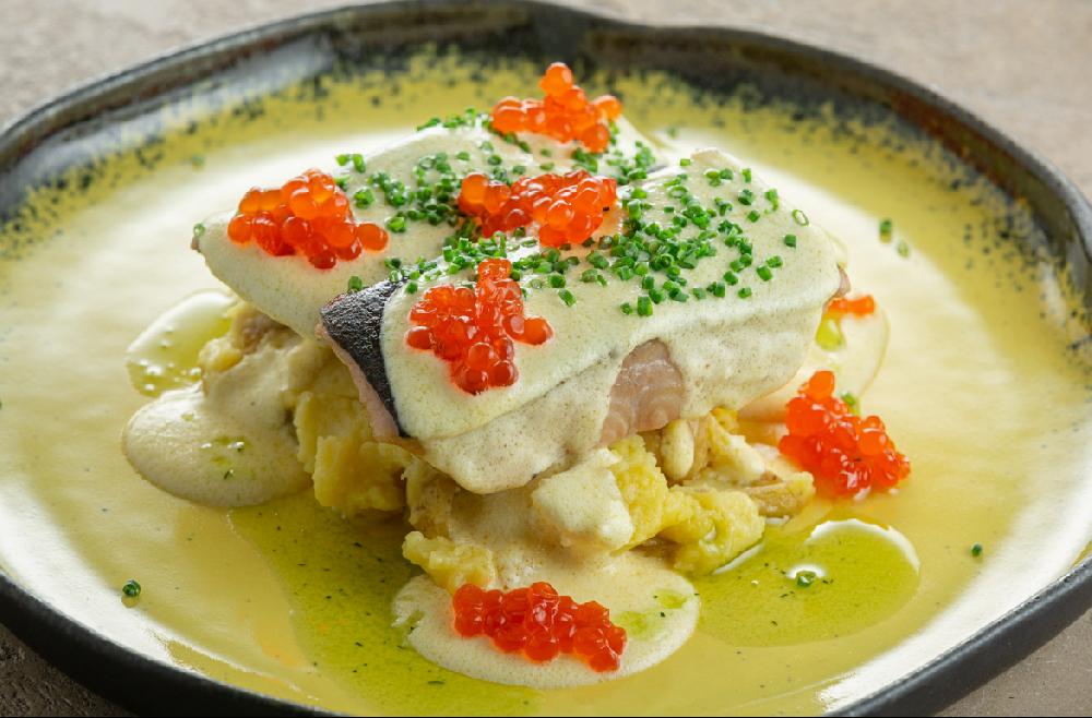 NAQQA BALIĞI FİLESİ, ƏZMƏ KARTOFLA TRÜFEL SOUSUNDA, QIRMIZI KÜRÜ İLƏ