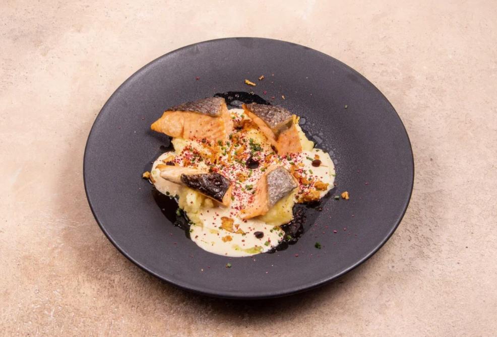 BİŞİRİLMİŞ QIZILBALIQ, KARTOF PÜRESİ VƏ SOĞAN SOUSU İLƏ