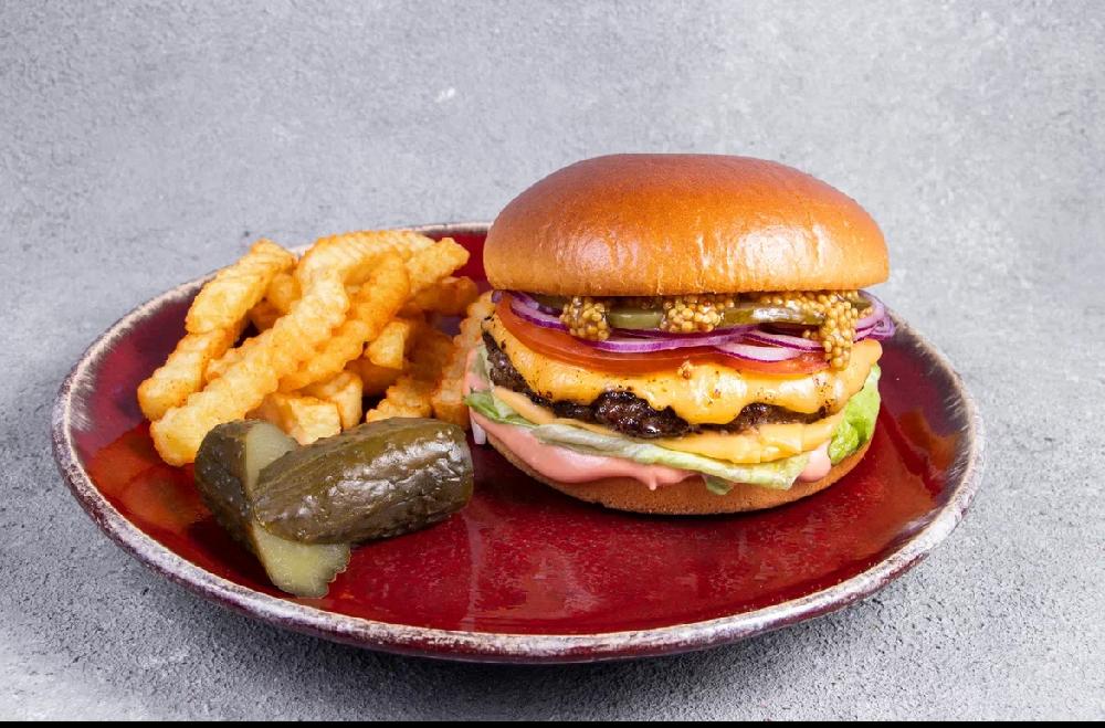 MƏRMƏR ƏTİNDƏN KOTLET VƏ HİSƏ VERİLMİŞ SULUQUNİ İLƏ BURGER