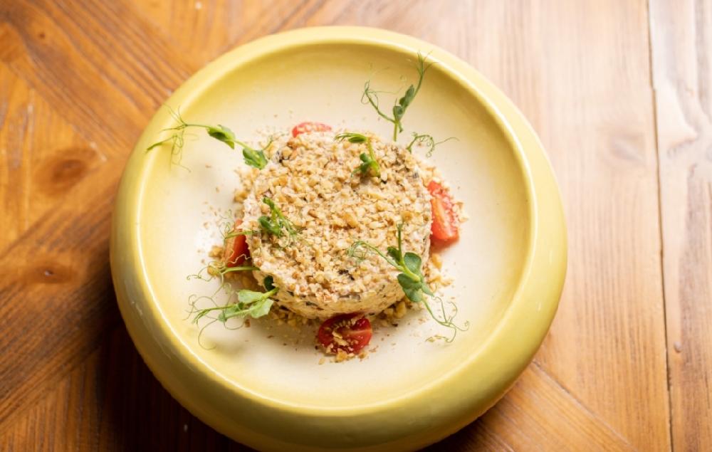 Куриный салат со сливой и сметаной