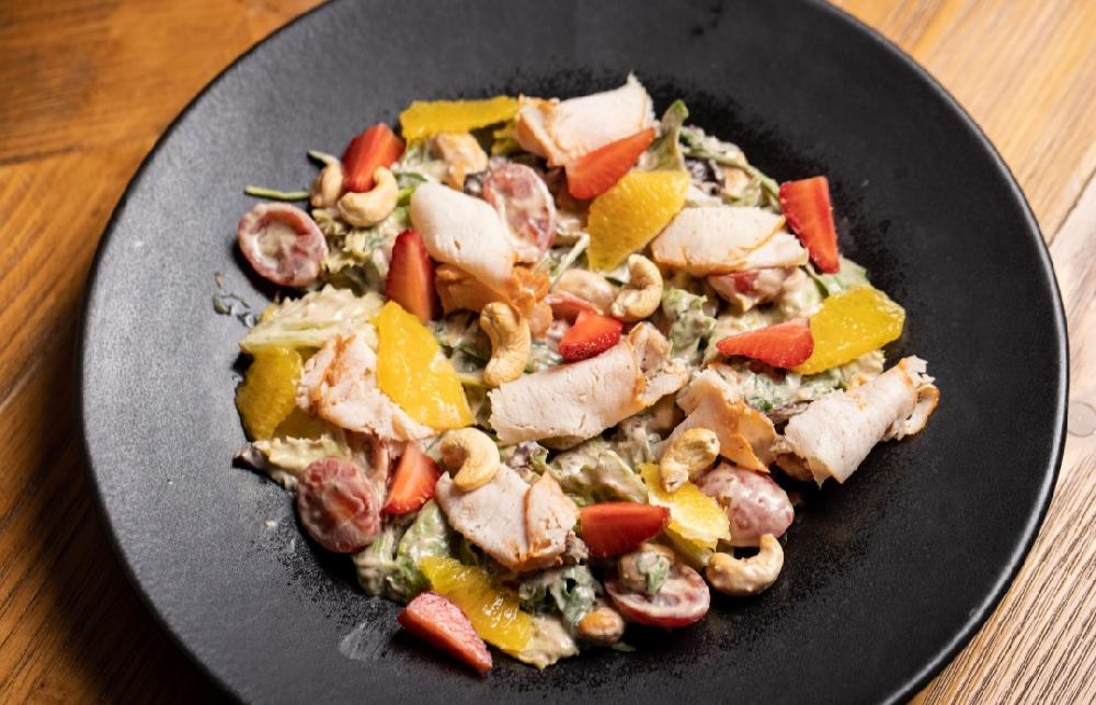 Салат с тонкими ломтиками индейки с апельсиново-сливочным соусом