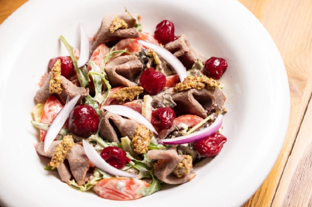 Салат с роствифом и вишней с пряными томатами