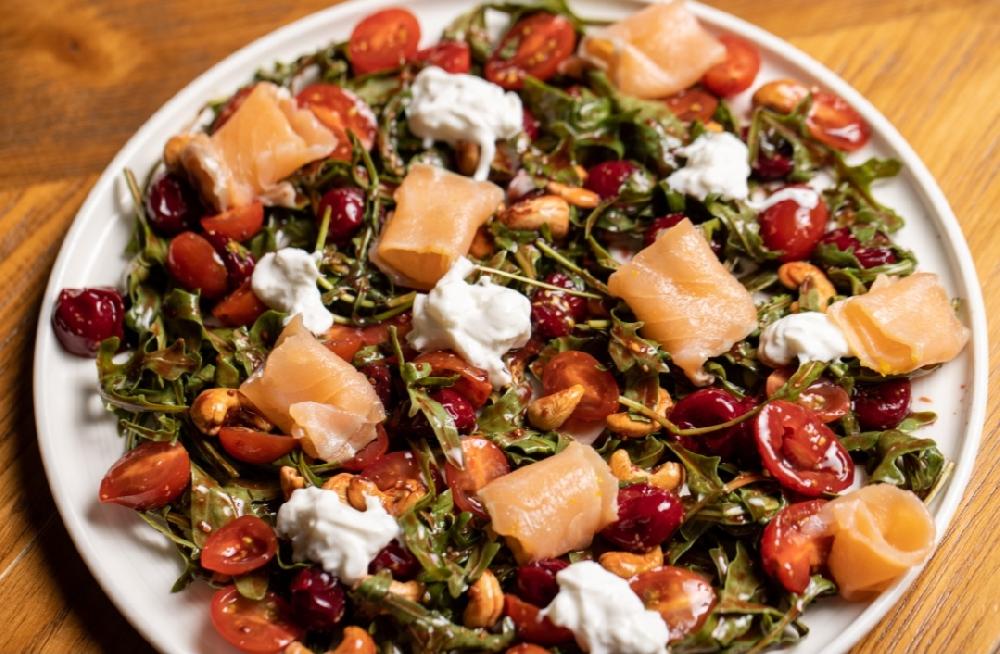 Салат с лососем и сыром страчателла с вишневым соусом