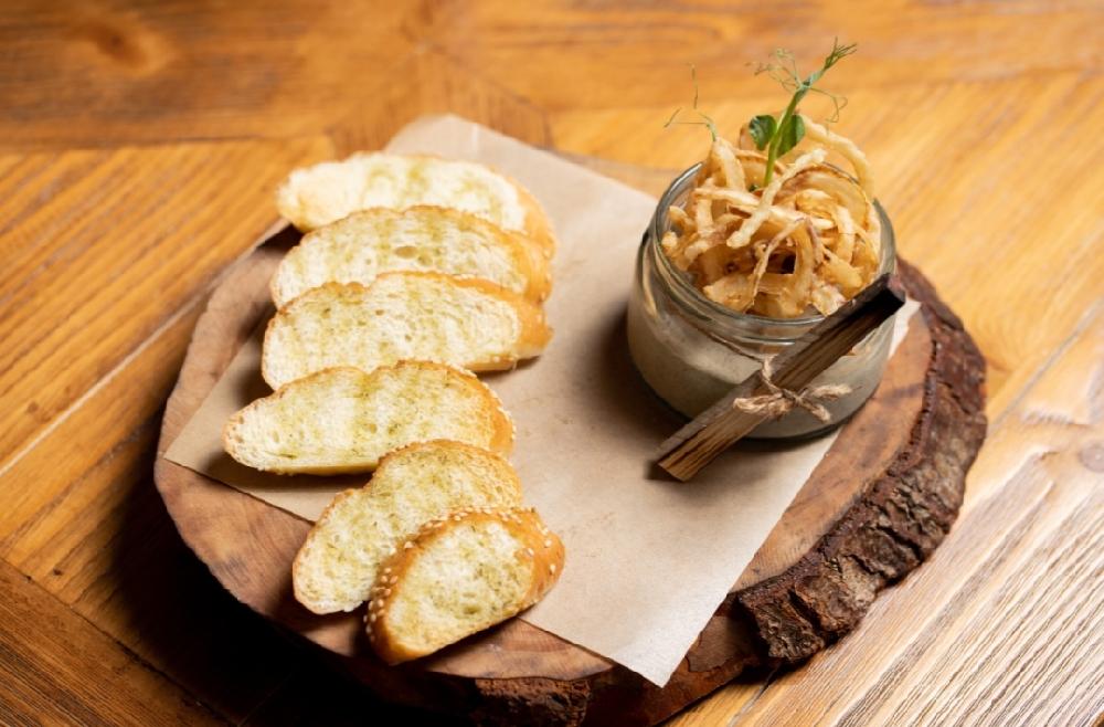 Грибной паштет с жаренным хлебом багет