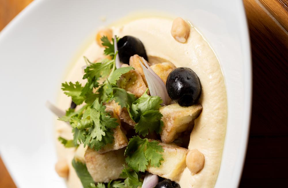 Нежный хумус с жаренным ваклажаном и маринованными красным луком