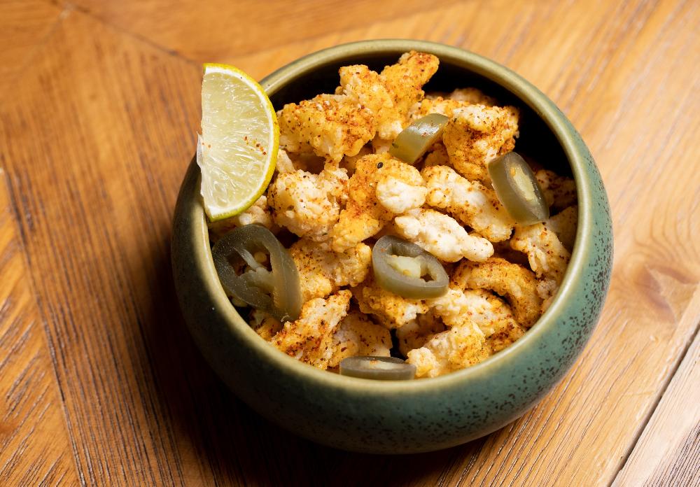 Хрустящие кусочки кальмара с острым соусом и перцем халапенью