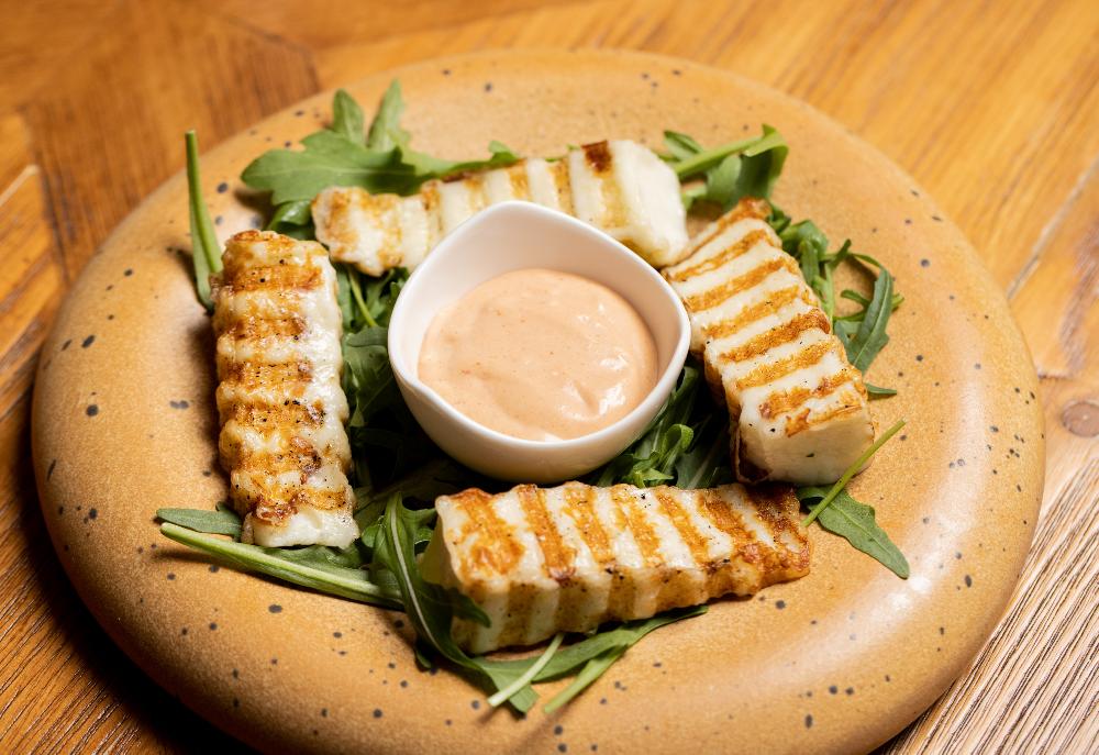 Жаренный сыр халлуми с острым томатным соусом