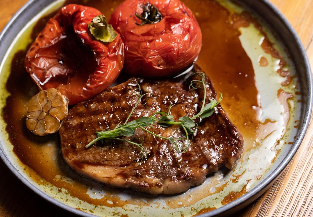 Стейк Рибай с запеченными перцем и помидором