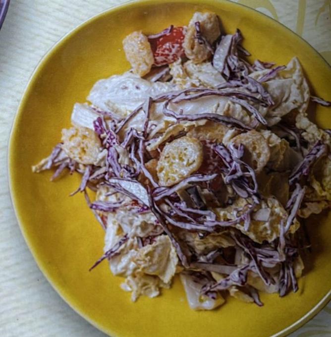 Салат с китайской капустой и сухариками