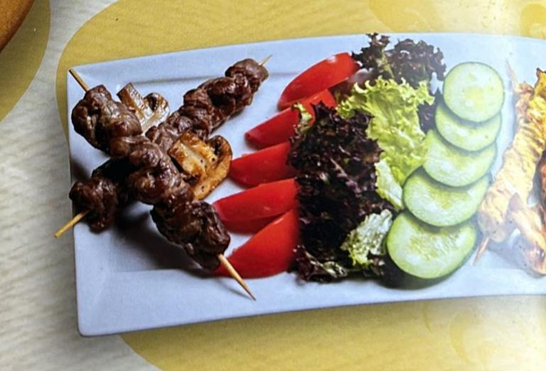 Куриные и мясные шпажки на гриле с овощами